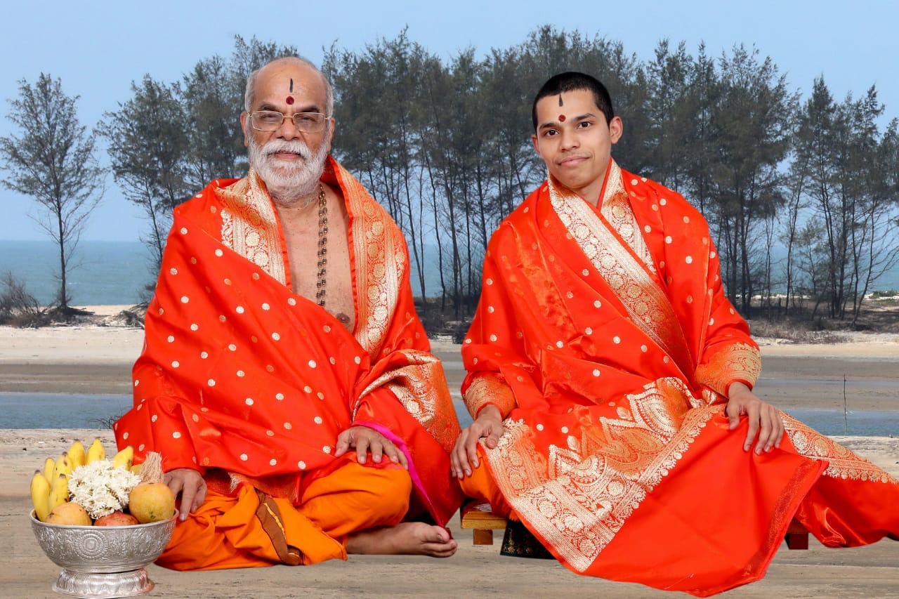 Sri Vidyadiraja Swamiji and Vidyadheesha Swamiji of Gokarna Partagali Jeevotham Mutt